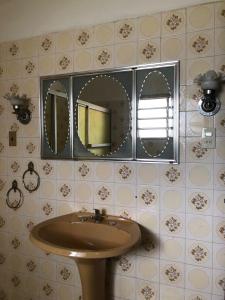 Vannas istaba naktsmītnē Frida Hostel