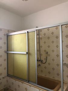Vannas istaba naktsmītnē Frida Hostel