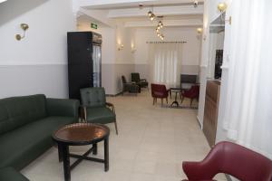 Ruang duduk di Lotus Hotel and Restaurant