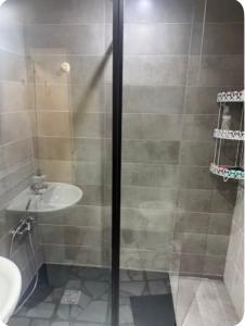 Ένα μπάνιο στο Habitacion valdemoro