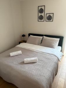 Ένα ή περισσότερα κρεβάτια σε δωμάτιο στο Happy Holiday Apartment