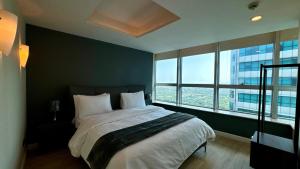 een slaapkamer met een groot bed en een groot raam bij Luxury 3-Bedroom Apartment at Centaurus City View in Islamabad +32 foto's