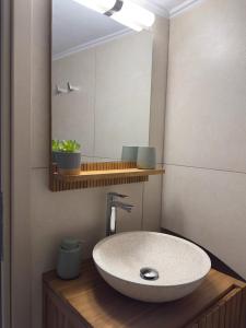 Bilik mandi di Arch Residence, studio 3, Vroulidia +5 gambar