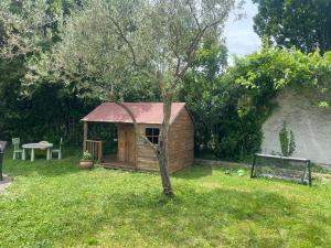 a small wooden dog house in a yard at Appartement in Caumont-sur-Durance