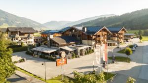 widok z lotu ptaka na ośrodek z górami w tle w obiekcie Hotel Matteo w mieście Flachau