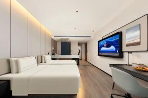 TV a/nebo společenská místnost v ubytování Atour Hotel Suzhou Industrial Park Fengting Avenue