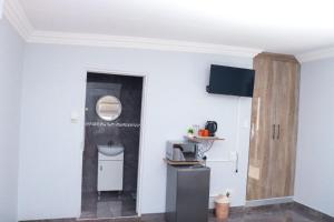 Habitación con cocina con fregadero y puerta. en Remi's B & B and SPA, en Pretoria