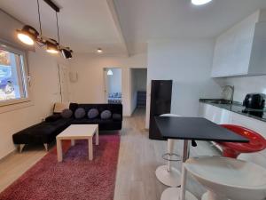 a living room with a black couch and a table at VibesCoruna-Meloxo 59 in Melojo