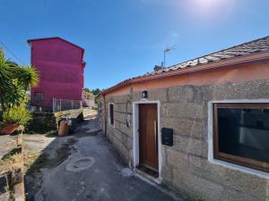 a brick building with a door on the side of it at VibesCoruna-Meloxo 59 in Melojo
