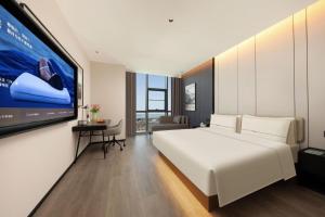 TV a/nebo společenská místnost v ubytování Atour Hotel Suzhou Industrial Park Fengting Avenue