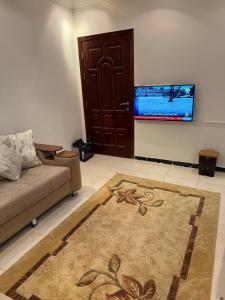 a living room with a couch and a flat screen tv at جدة الفلاح in Quai