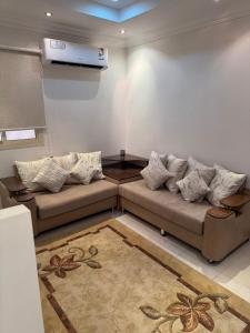 a living room with two couches and a rug at جدة الفلاح in Quai