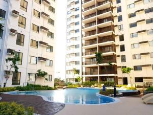 Family Haven Tagaytay - 6 Pax - Taal View - Full Kitchen - FAST Wi-Fi SERIN WEST CONDO内部或周边的泳池