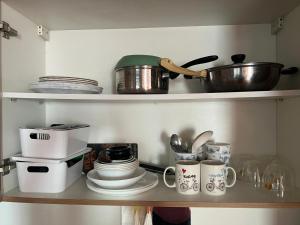 Family Haven Tagaytay - 6 Pax - Taal View - Full Kitchen - FAST Wi-Fi SERIN WEST CONDO的厨房或小厨房