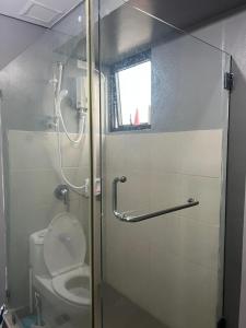 Family Haven Tagaytay - 6 Pax - Taal View - Full Kitchen - FAST Wi-Fi SERIN WEST CONDO的一间浴室
