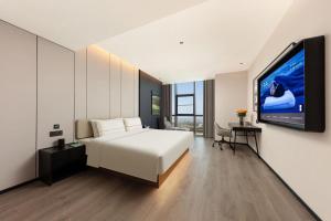 TV a/nebo společenská místnost v ubytování Atour Hotel Suzhou Industrial Park Fengting Avenue
