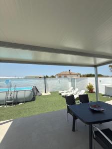 Bazén v ubytování Casita la ilusión nebo v jeho okolí