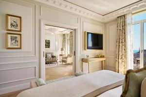 TV i/ili multimedijalni sistem u objektu Hôtel Hermitage Monte-Carlo