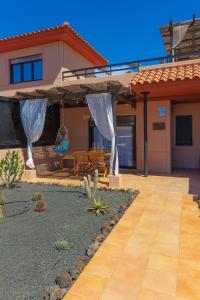 una casa con patio e altalena di Alinico House a Majanicho