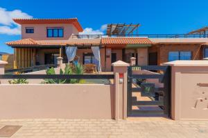 una casa con un cancello davanti di Alinico House a Majanicho