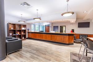 eine Bürolobby mit Empfangstresen und Warteraum in der Unterkunft Gordon Hall Residence in Guelph