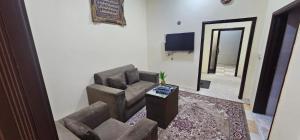 Una sala de estar con un sofá y un televisor. en العييري للشقق المخدومة الباحة 4, en Al Bahah 5 fotos más