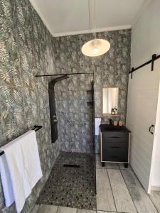 Phòng tắm tại La Petite Maison de Grès