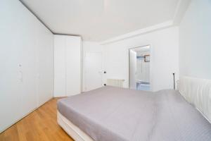 ein weißes Schlafzimmer mit einem großen Bett darin in der Unterkunft Lady Suite in Udine