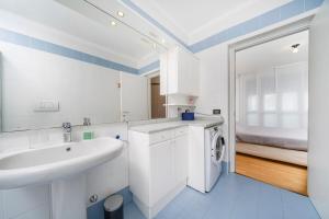 ein Badezimmer mit Waschbecken und Waschmaschine in der Unterkunft Lady Suite in Udine + 27 Fotos
