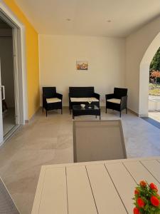 a living room with chairs and a table at Luxury Magre in Ischia Town +20 photos