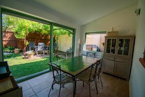 une cuisine avec une table et des chaises et un patio dans l'établissement Jolie maison indépendante avec jardin et piscine, à Aix-en-Provence