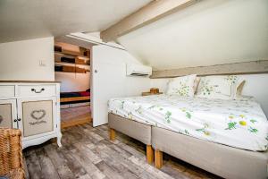 - une chambre avec un lit et un petit placard dans l'établissement Jolie maison indépendante avec jardin et piscine, à Aix-en-Provence 13 autres photos