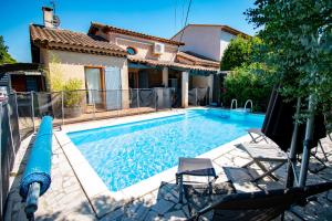 une piscine devant une maison dans l'établissement Jolie maison indépendante avec jardin et piscine, à Aix-en-Provence