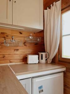 a kitchen with a counter with a toaster on it at TinyHouse Meereszauber- ruhige Lage, eigener Garten, Grill in Wolgast