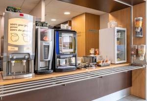 eine Küche mit zwei Kaffeemaschinen auf einer Theke in der Unterkunft B&B HOTEL Yvetot in Yvetot