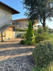 a stone walkway in front of a house at Casa Mimmo in Azzano San Paolo