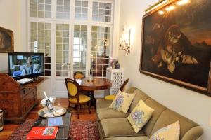 貝爾吉拉泰的住宿－克勞迪婭代邁凱達爾波佐別墅，客厅配有沙发和桌子