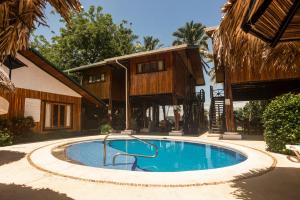 Bazén v ubytování Samara Tree House Inn nebo v jeho okolí