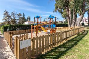 Herní místnost nebo prostor pro děti v ubytování Vilarosa Oceanside by Encantos do Algarve - 1B