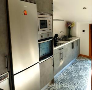 Kuchyňa alebo kuchynka v ubytovaní Fridda House Rias Baixas Vigo