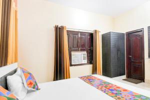 Postel nebo postele na pokoji v ubytování FabHotel RB Palace