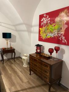 a room with a dresser and a painting on the wall at Apartman Modrý dom in Levoča
