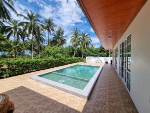 an image of a swimming pool in a house at Hadkaew Thepha Pool Villa by Jehsana in Ban Krong I Tam