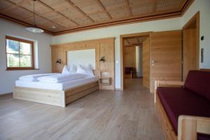 A bed or beds in a room at Peil HighEnd-Basic apartments