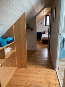 een kamer met een trap in een tiny house bij Gîte de Kereveur, Loguivy de la Mer in Ploubazlanec