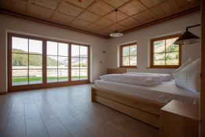 A bed or beds in a room at Peil HighEnd-Basic apartments