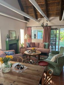 Cardigan Cottage في ماكغريغور: غرفة معيشة مع أريكة وطاولة