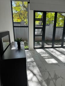 una habitación con una mesa con una planta en Solar - powered Bryanston Home, en Johannesburgo