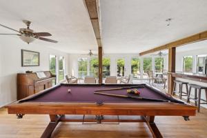 Bàn bi-da tại 5-Acre Retreat Private Pool Outdoor Bar Fishing Pond & Game Room