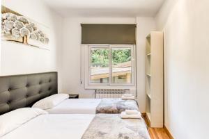 Un dormitorio con dos camas y una ventana. en Usall Rural, en Porqueres 37 fotos más